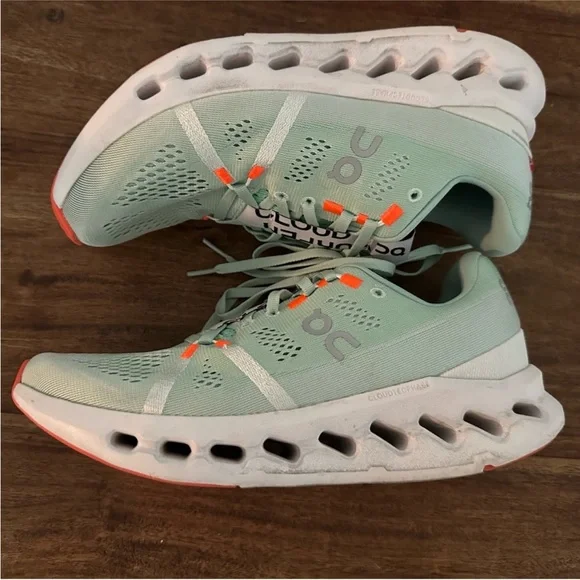 On Running Women's Athletic Shoes, mint green, great condition . Size 8 - Picture 3 of 6